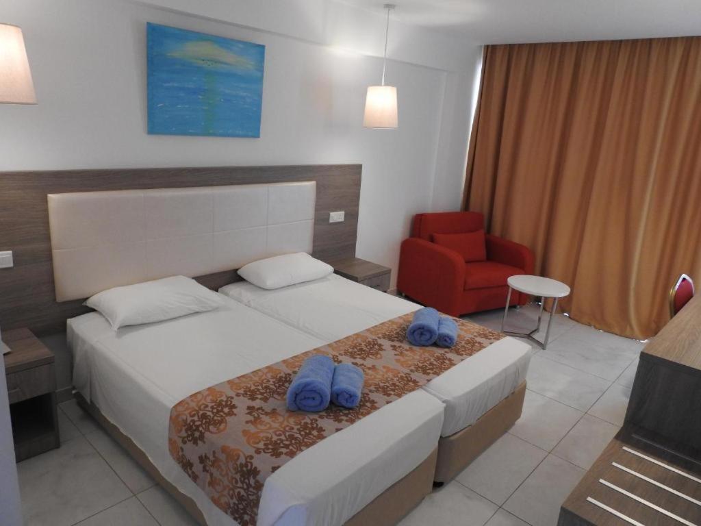 Standard Room with Partial Sea View
