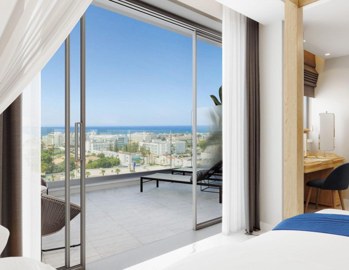 Panorama-Suite mit Pool- und Meerblick