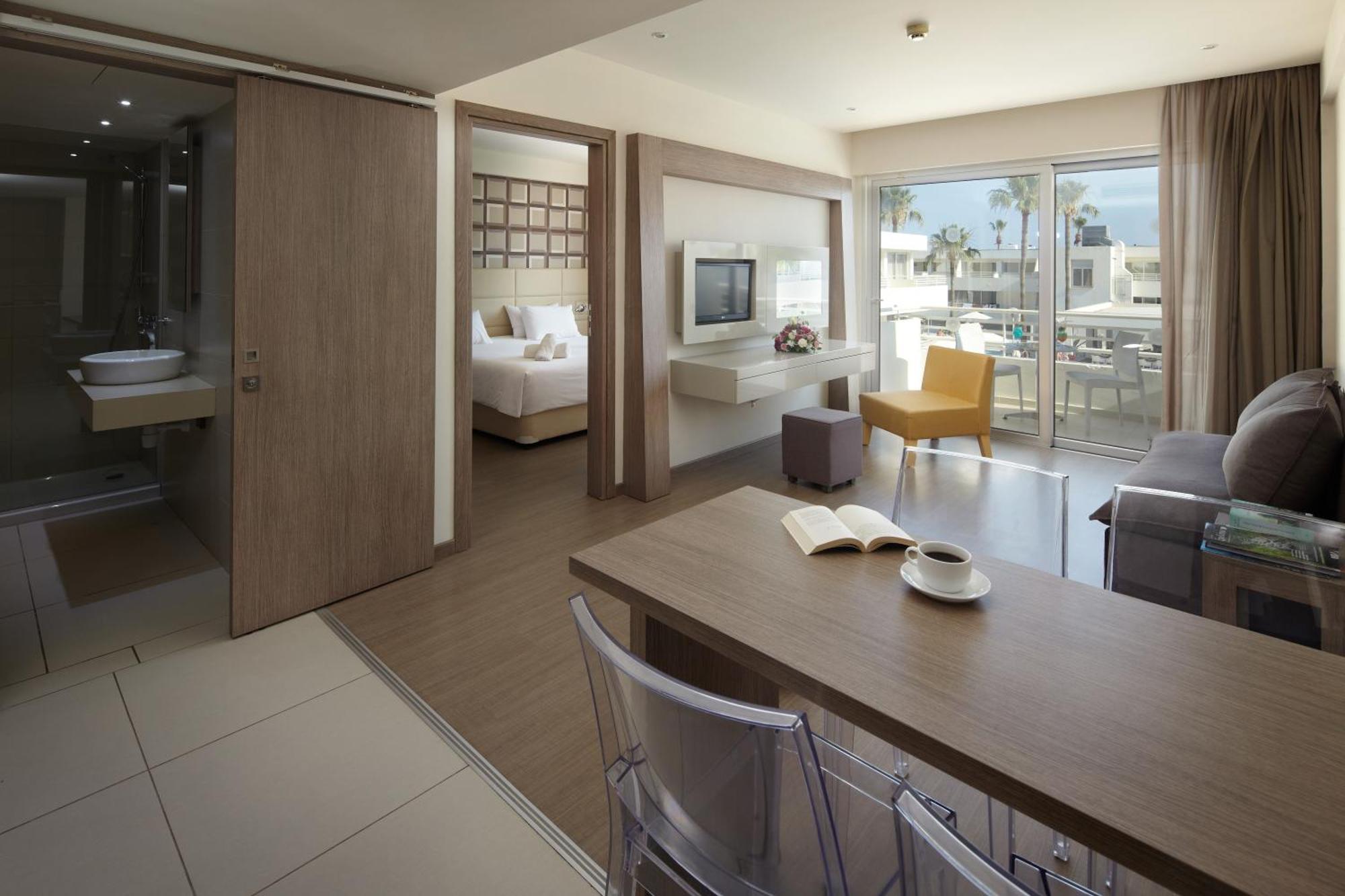Apartment with Pool View