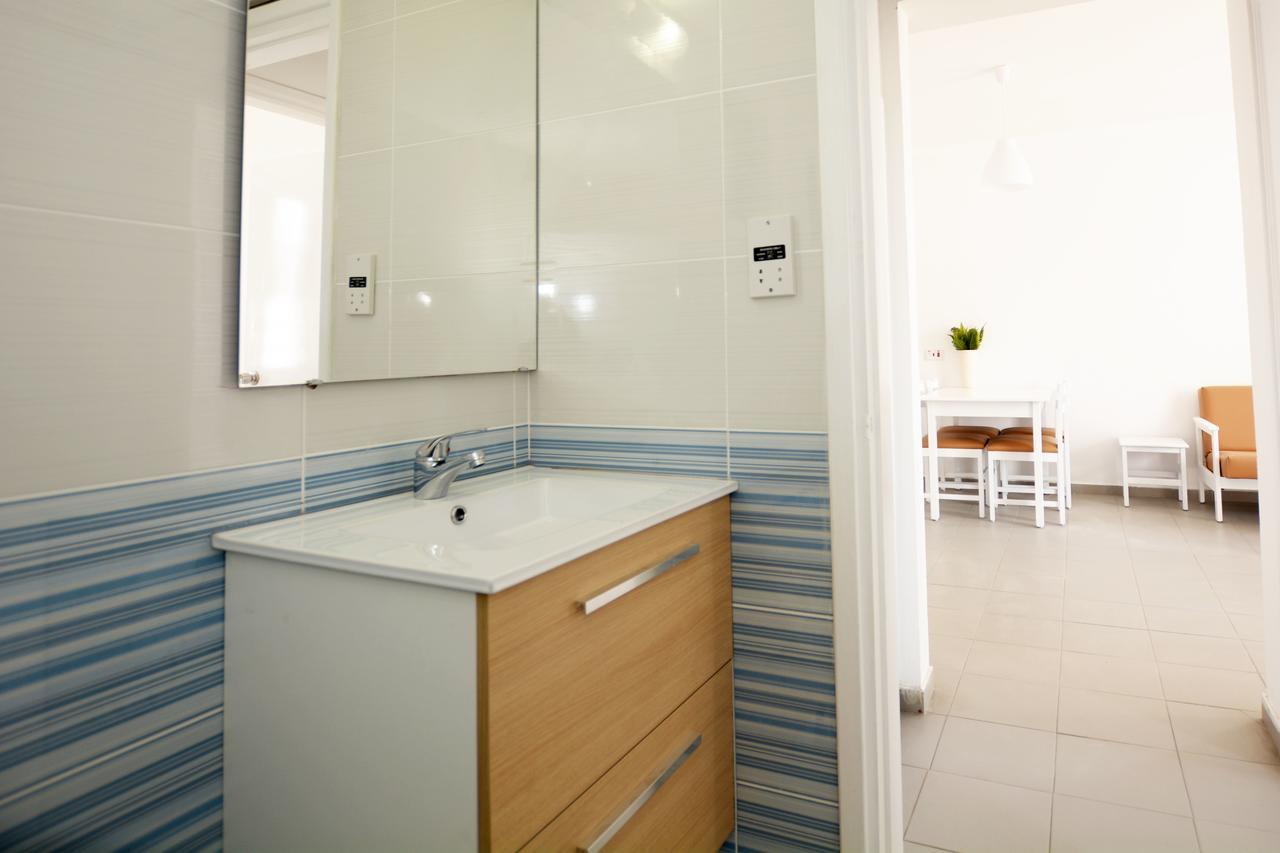 Doppel- oder Zweibettzimmer mit einfachem Zugang zum Pool