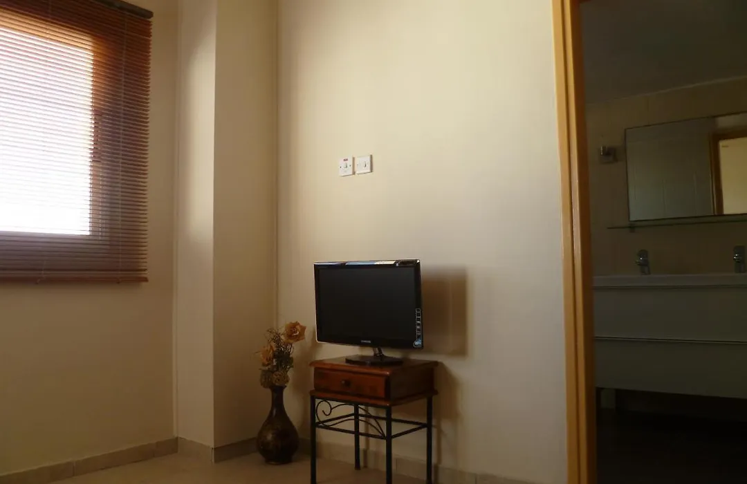 Laura'S 2 Bedroom Apartment With Balcony!-1