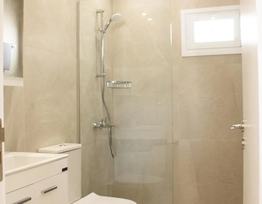 Walking Distance From Nissi Ave. Superb Location!-1