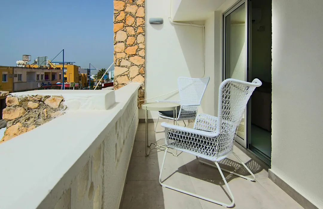 Phaedrus Living: City View Fountain Court 113-1