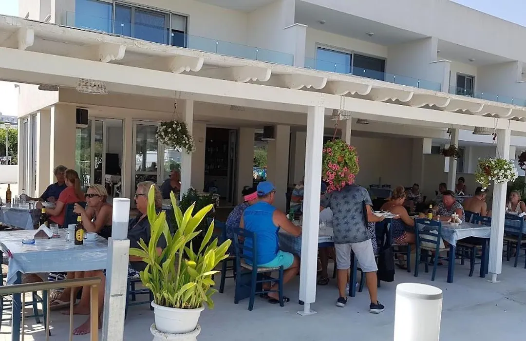 Christopher'S Sandy Beach Suites-1