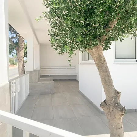 Walking Distance From Nissi Ave. Superb Location!-2