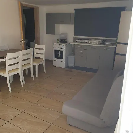 Ahoy Deluxe Apts 2-3
