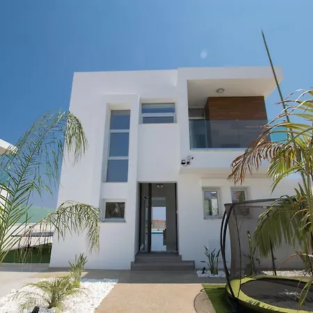 Villa Lynn Boutique Beachfront-3
