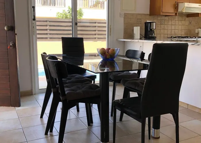 Villa Lola Agia Napa met een Zwembad