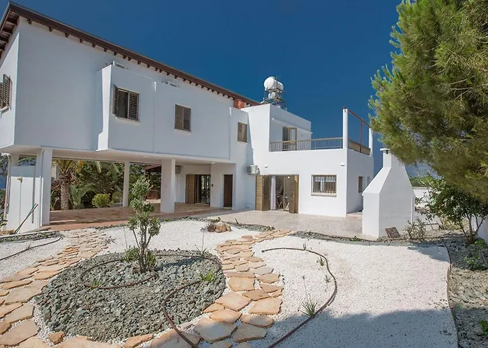 Villa Nepou - Beautiful 4 Bedroom Villa - Located In Agia Napa met een Zwembad