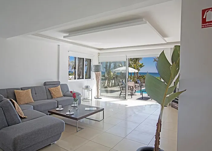 Beautiful 5 Star Holiday Villa In A Prime Location In Sotira, Book Early To Secure Your Dates, Sotira Villa 1298 Ayía Nápa acceptant les animaux